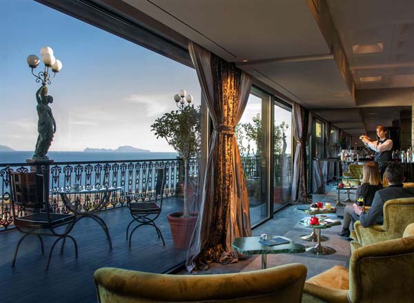 Rooftop bar George Restaurant / Bidder Terrace in Naples