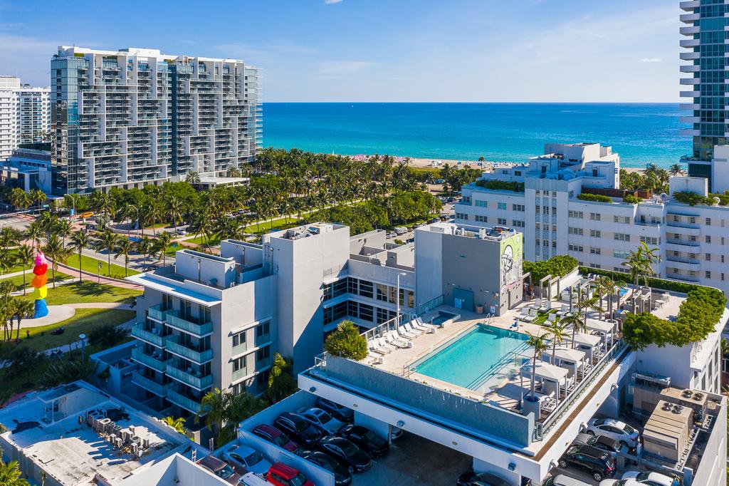 1 Hotel Miami Rooftop Pool Relax Waterside Daybed Fullservice Cabanas