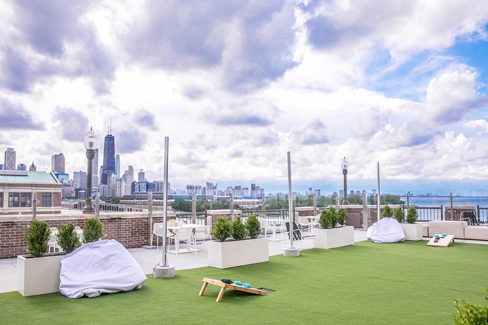 the-largest-rooftop-bar-in-the-world-is-found-in-chicago-the-rooftop